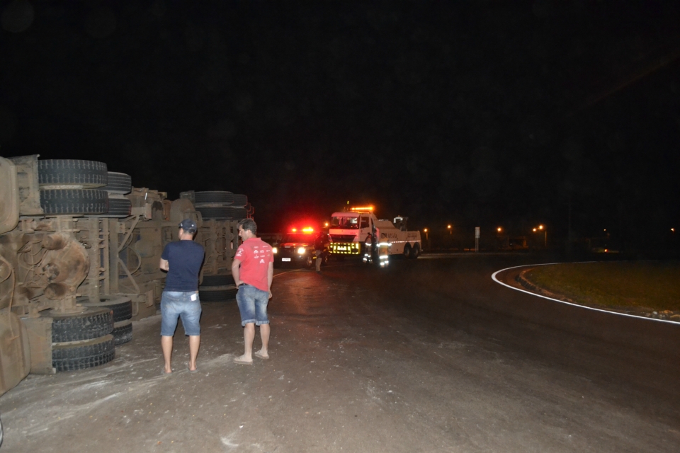 Carreta com 37 toneladas de Milho tomba em Nova Alvorada do Sul Carreta com 37 toneladas de Milho tomba em Nova Alvorada do Sul