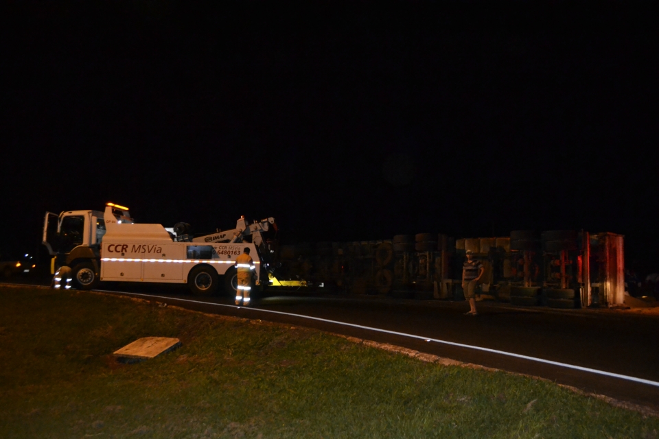 Carreta com 37 toneladas de Milho tomba em Nova Alvorada do Sul Carreta com 37 toneladas de Milho tomba em Nova Alvorada do Sul