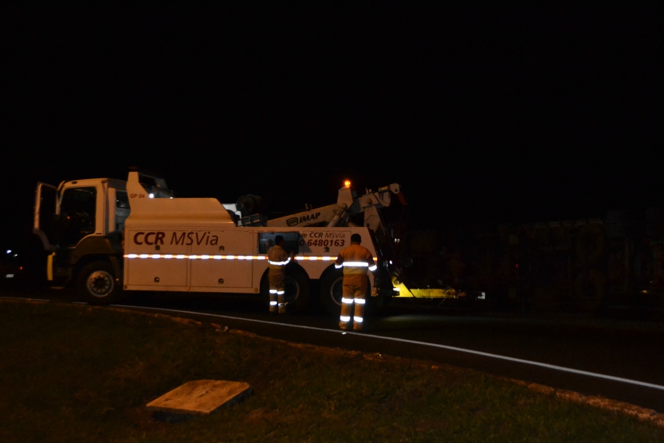 Carreta com 37 toneladas de Milho tomba em Nova Alvorada do Sul Carreta com 37 toneladas de Milho tomba em Nova Alvorada do Sul