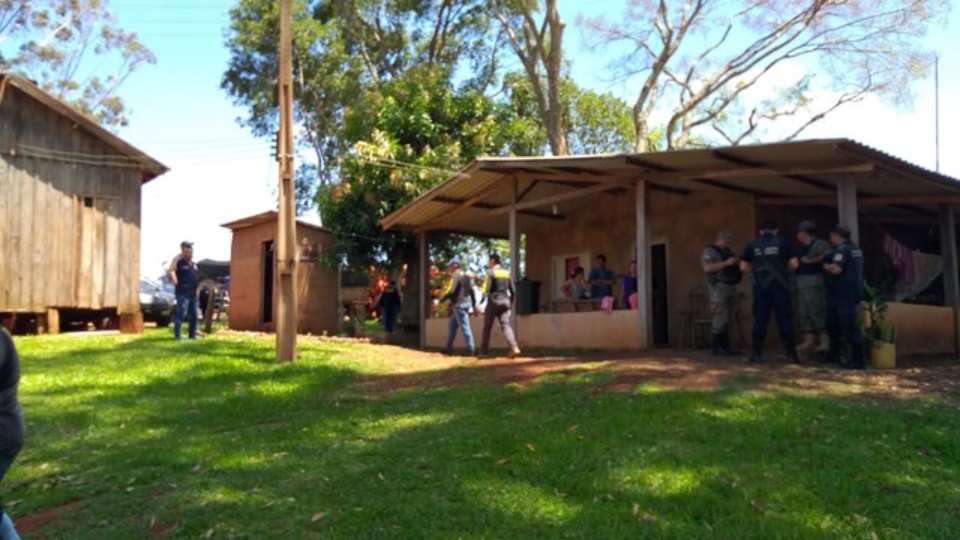 Família brasileira é sequestrada e feita refém em fazenda no Paraguai Família brasileira é sequestrada e feita refém em fazenda no Paraguai