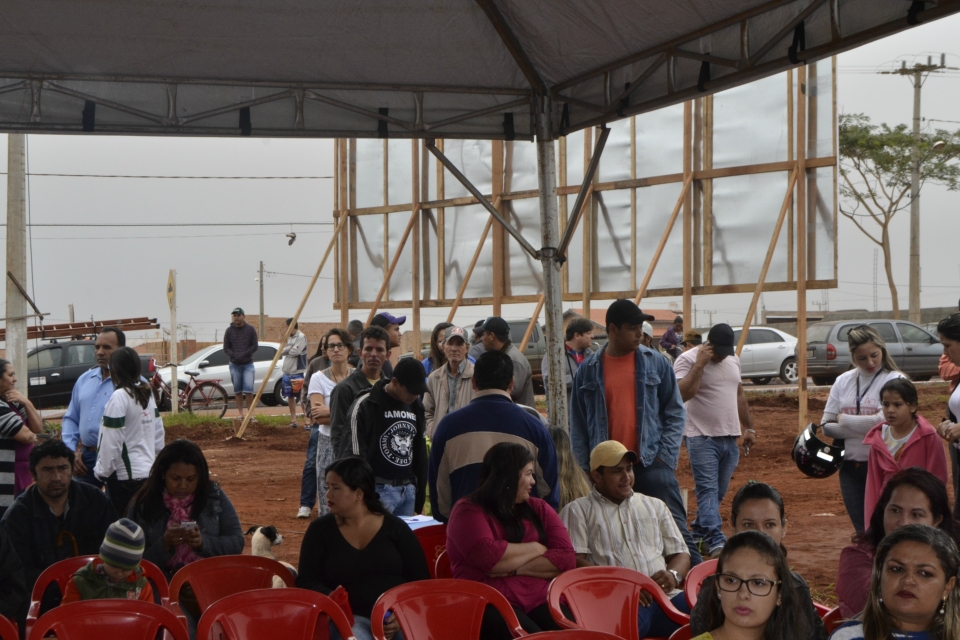 Prefeito Juvenal Neto faz lançamento de 105 casas Prefeito Juvenal Neto faz lançamento de 105 casas