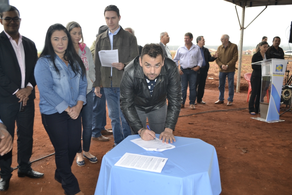 Prefeito Juvenal Neto faz lançamento de 105 casas Prefeito Juvenal Neto faz lançamento de 105 casas