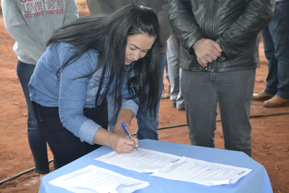 Prefeito Juvenal Neto faz lançamento de 105 casas Prefeito Juvenal Neto faz lançamento de 105 casas