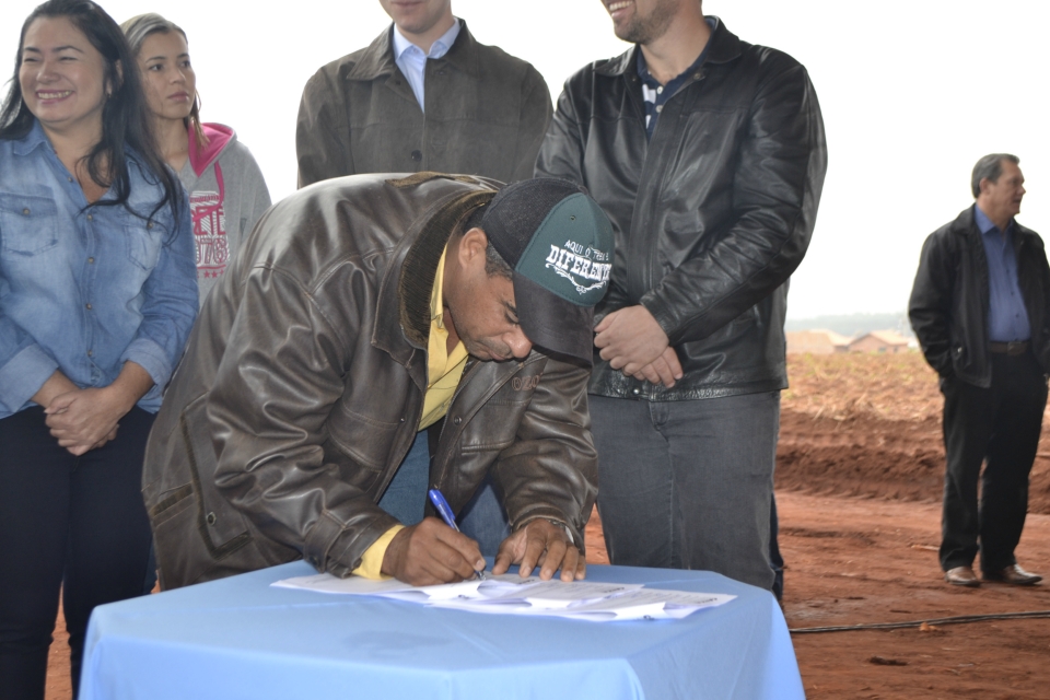 Prefeito Juvenal Neto faz lançamento de 105 casas Prefeito Juvenal Neto faz lançamento de 105 casas