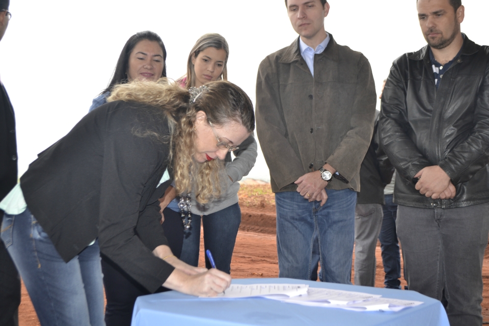 Prefeito Juvenal Neto faz lançamento de 105 casas Prefeito Juvenal Neto faz lançamento de 105 casas