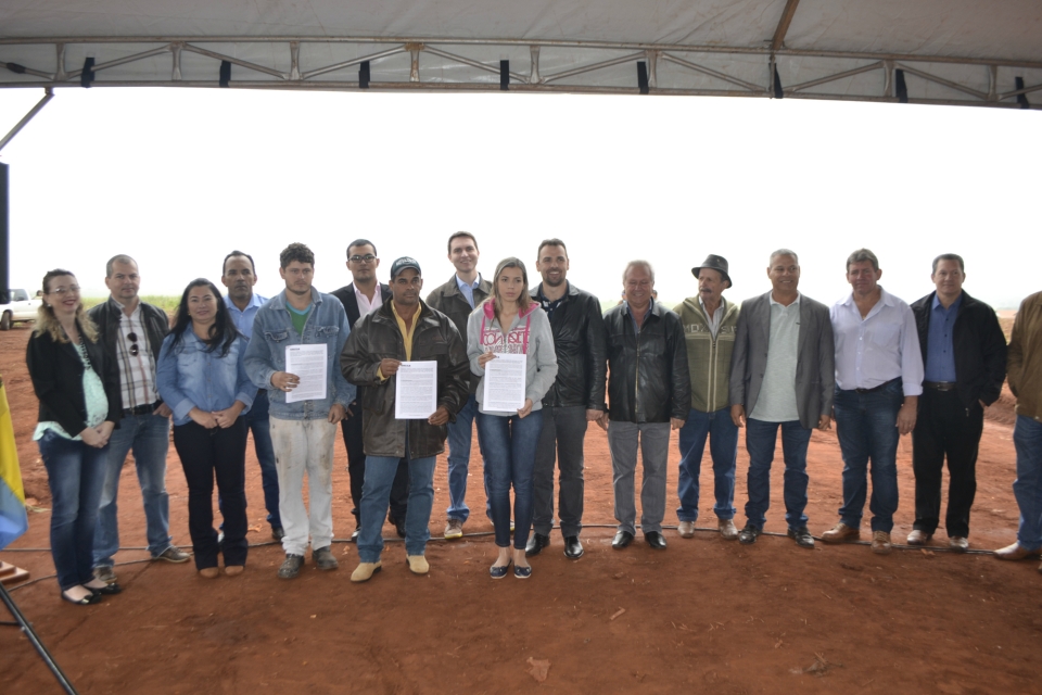 Prefeito Juvenal Neto faz lançamento de 105 casas Prefeito Juvenal Neto faz lançamento de 105 casas