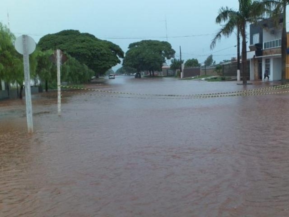 Chuva de 80 mm alaga ruas, invade residência e causa interdição de ponte Chuva de 80 mm alaga ruas, invade residência e causa interdição de ponte
