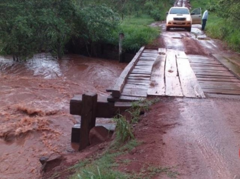 Chuva de 80 mm alaga ruas, invade residência e causa interdição de ponte Chuva de 80 mm alaga ruas, invade residência e causa interdição de ponte