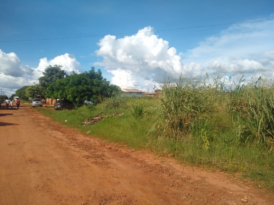Lixo e mato em terreno ‘conhecido’ da prefeitura tiram o sossego de moradores