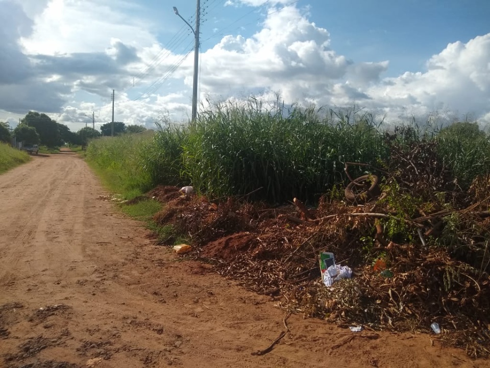 Lixo e mato em terreno ‘conhecido’ da prefeitura tiram o sossego de moradores