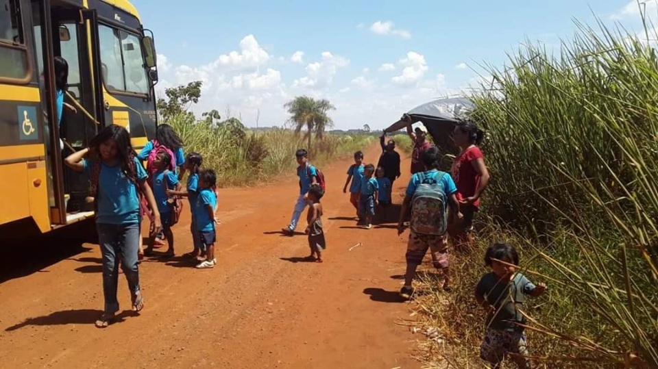 Em Douradina, pais improvisam “Ponto de Ônibus” de lona para proteger alunos do Sol