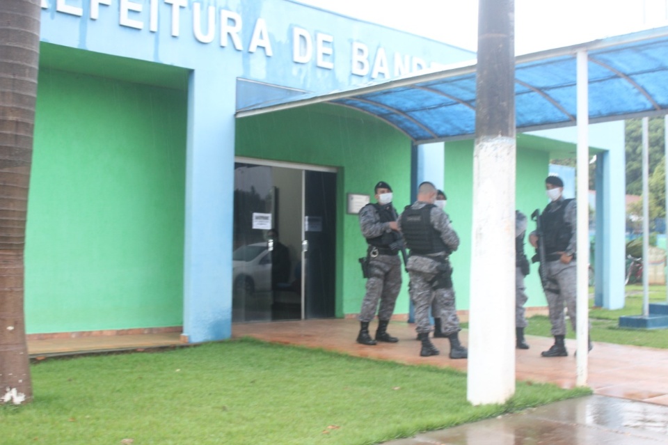 Gaeco cumpre mandados na prefeitura e casas de gestores de Bandeirantes