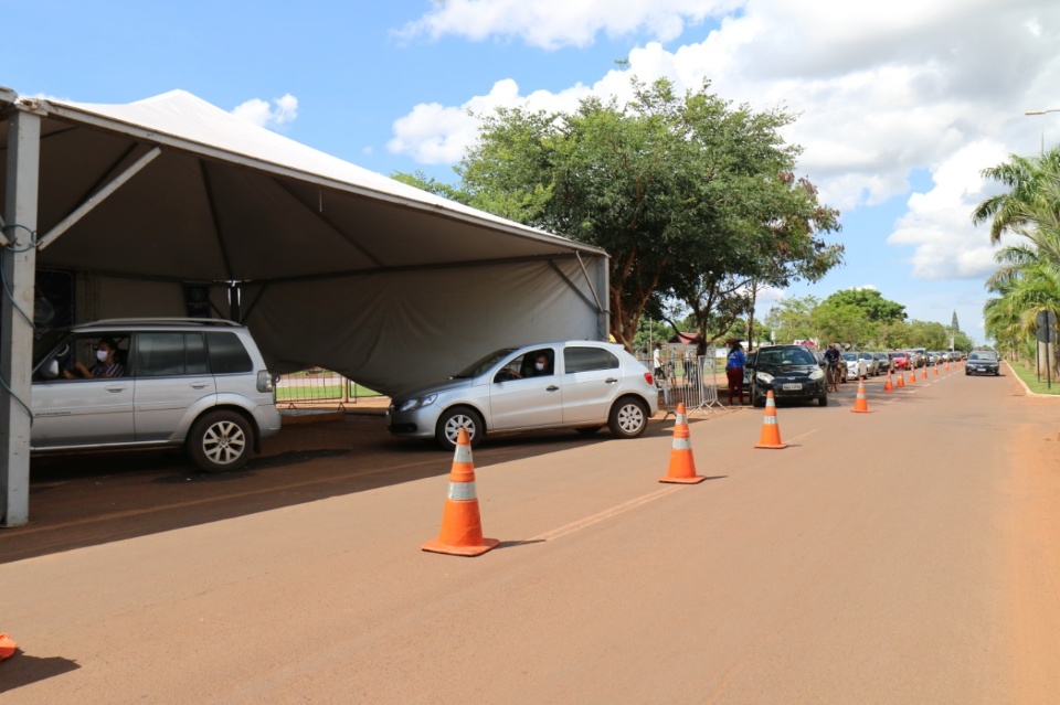 Prefeitura realiza drive-thru de vacinação contra Covid para idosos de 67 anos acima