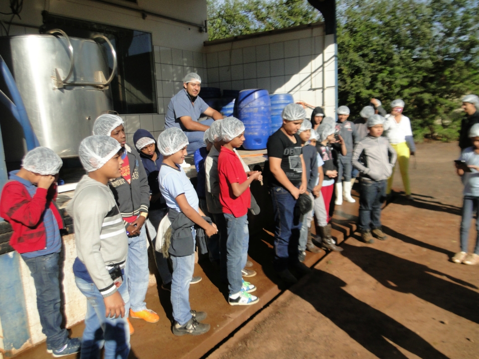 Alunos do Distrito PANA visita Laticínio Eldorado