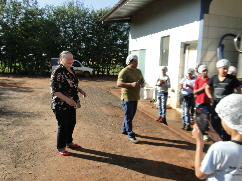 Alunos do Distrito PANA visita Laticínio Eldorado