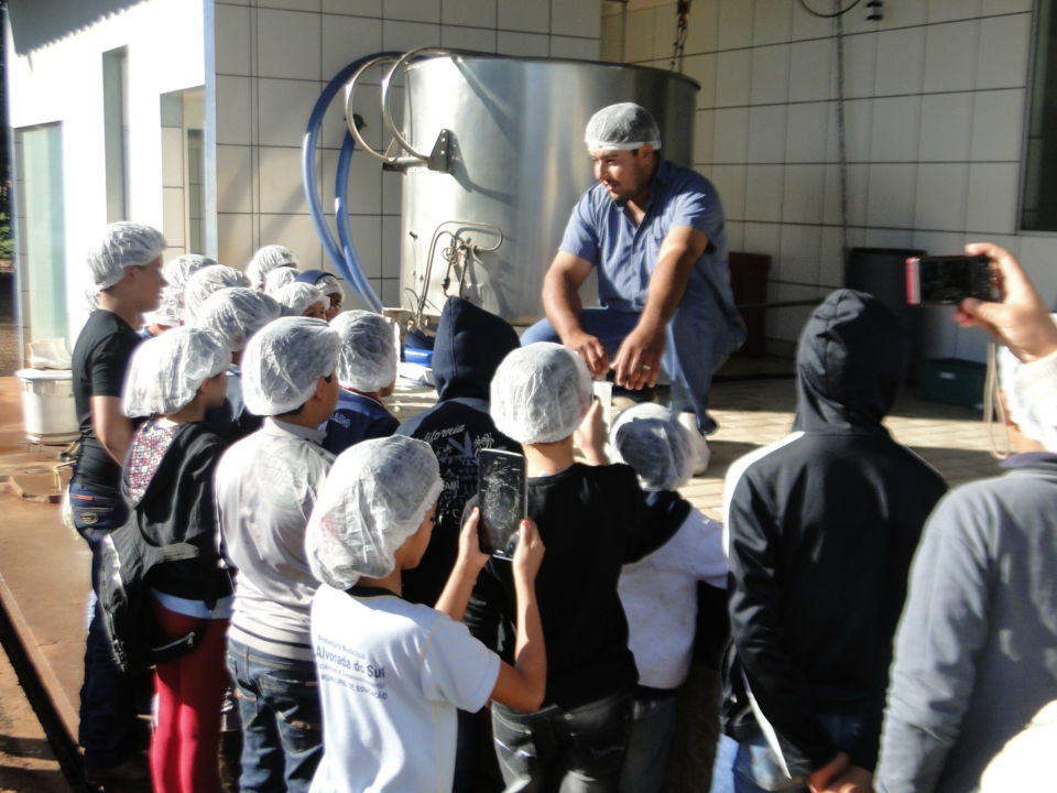 Alunos do Distrito PANA visita Laticínio Eldorado