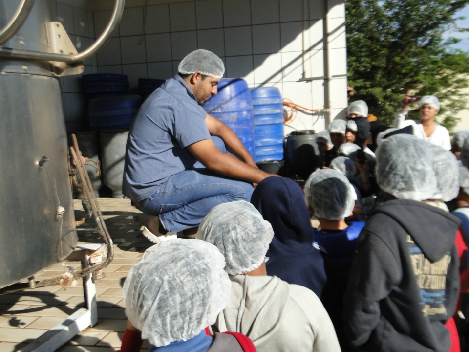 Alunos do Distrito PANA visita Laticínio Eldorado