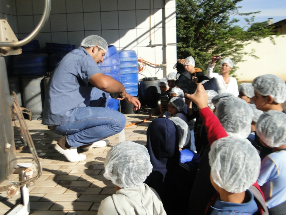 Alunos do Distrito PANA visita Laticínio Eldorado
