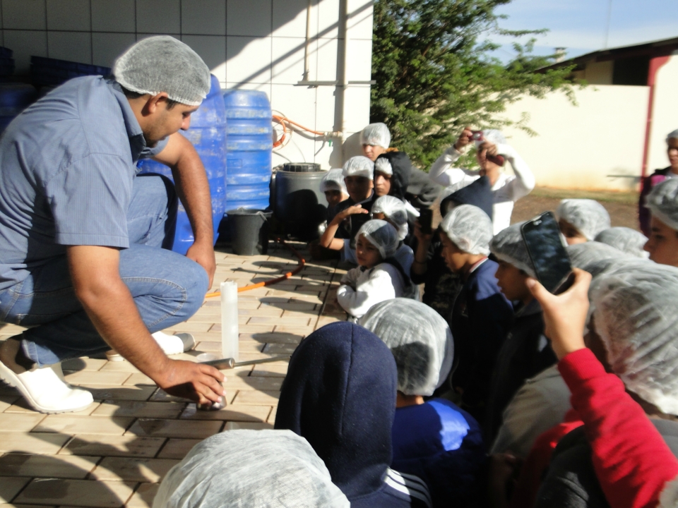 Alunos do Distrito PANA visita Laticínio Eldorado