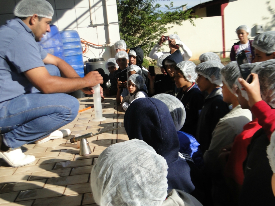 Alunos do Distrito PANA visita Laticínio Eldorado