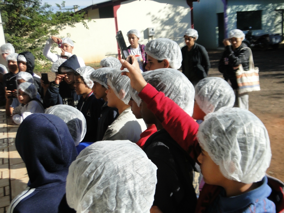 Alunos do Distrito PANA visita Laticínio Eldorado