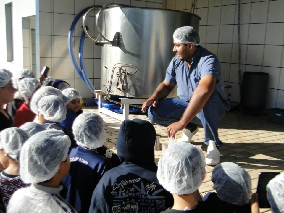Alunos do Distrito PANA visita Laticínio Eldorado