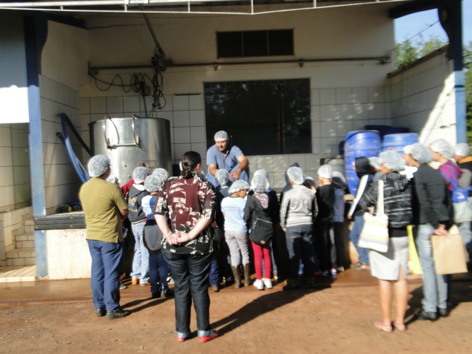 Alunos do Distrito PANA visita Laticínio Eldorado