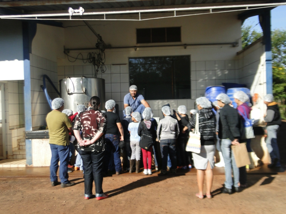 Alunos do Distrito PANA visita Laticínio Eldorado