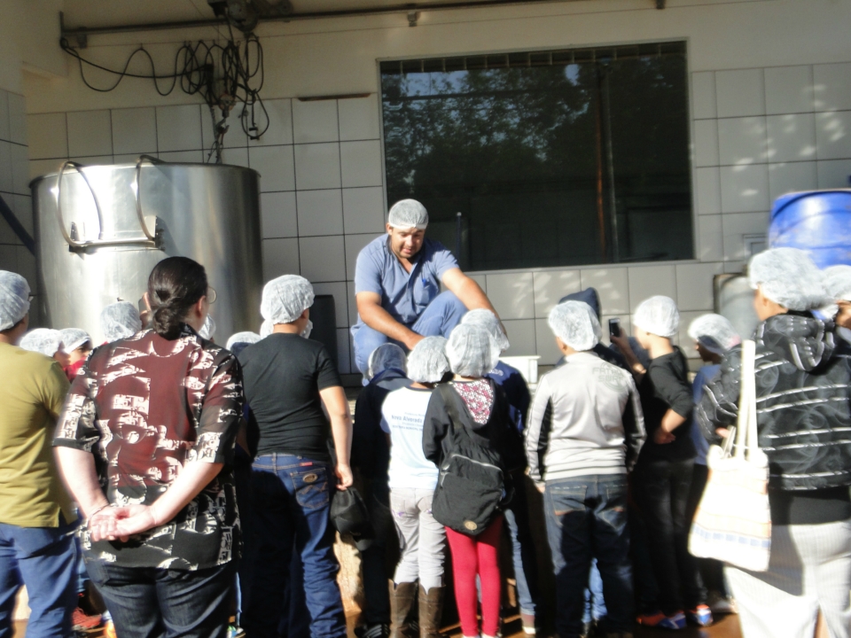 Alunos do Distrito PANA visita Laticínio Eldorado