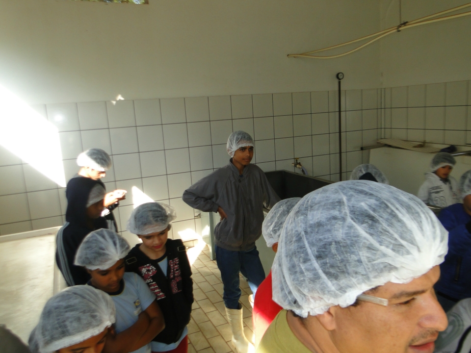 Alunos do Distrito PANA visita Laticínio Eldorado