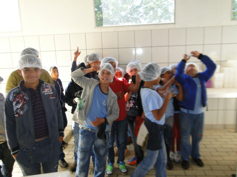 Alunos do Distrito PANA visita Laticínio Eldorado