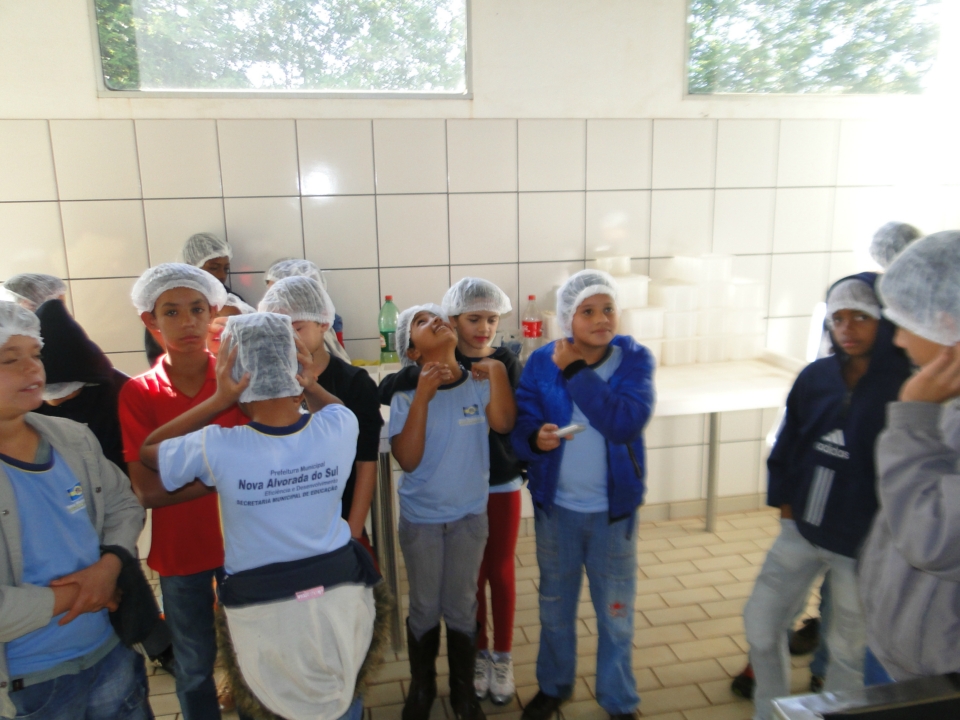 Alunos do Distrito PANA visita Laticínio Eldorado