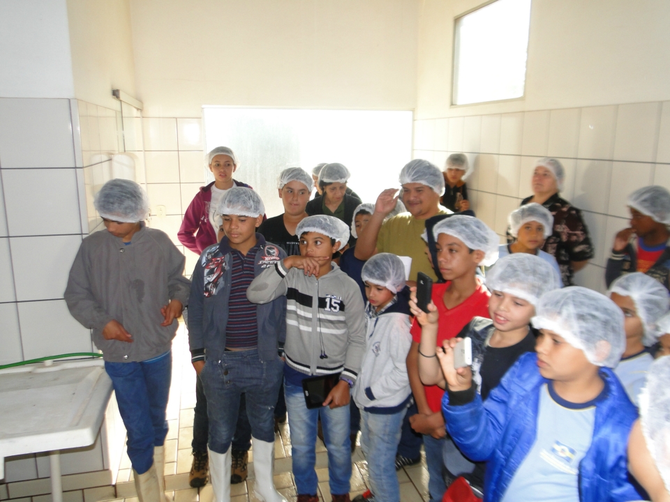 Alunos do Distrito PANA visita Laticínio Eldorado