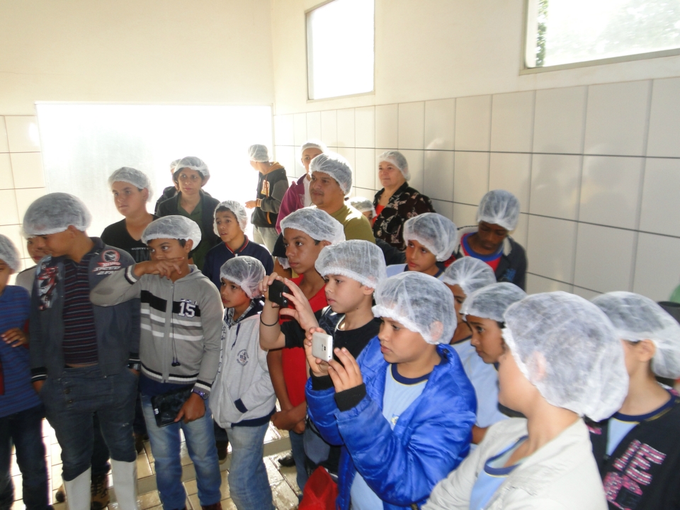 Alunos do Distrito PANA visita Laticínio Eldorado