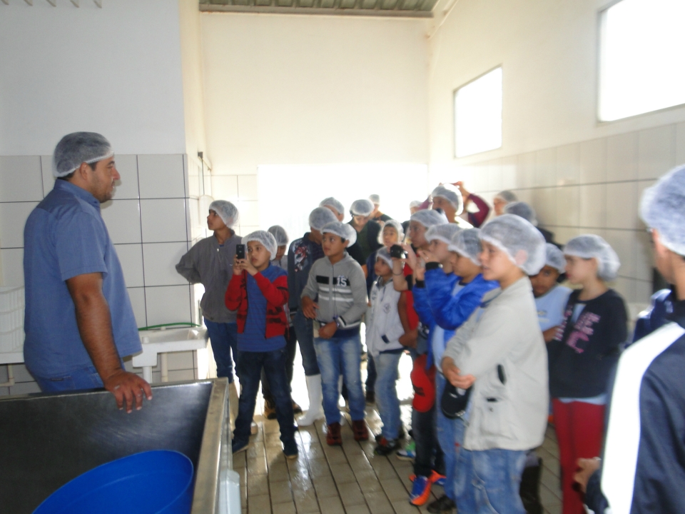 Alunos do Distrito PANA visita Laticínio Eldorado