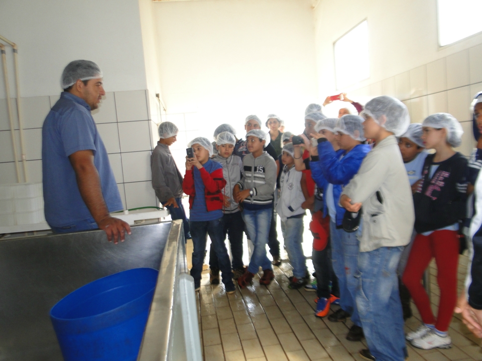 Alunos do Distrito PANA visita Laticínio Eldorado