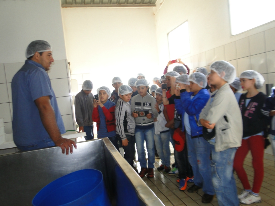 Alunos do Distrito PANA visita Laticínio Eldorado