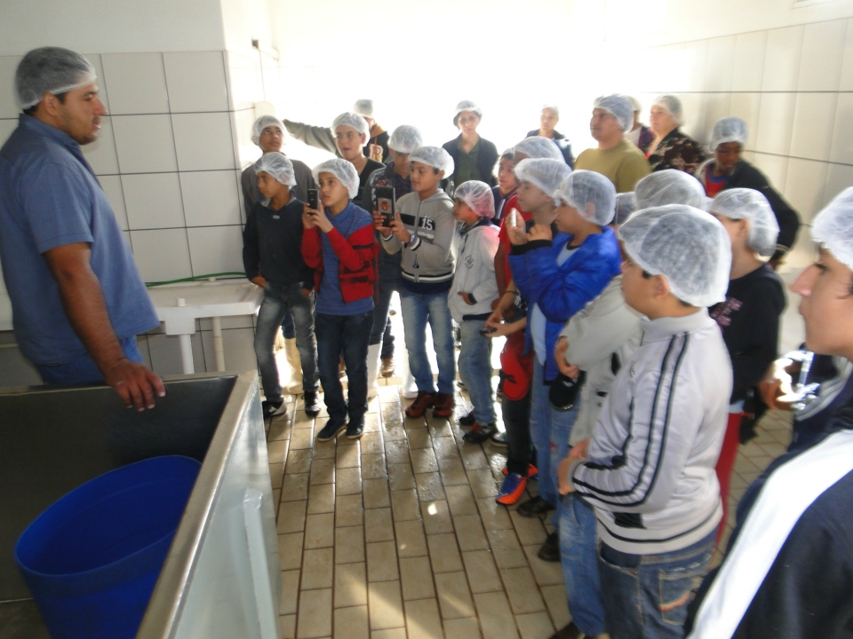 Alunos do Distrito PANA visita Laticínio Eldorado