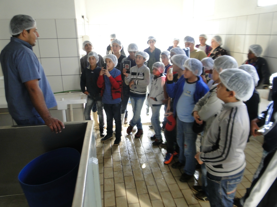 Alunos do Distrito PANA visita Laticínio Eldorado