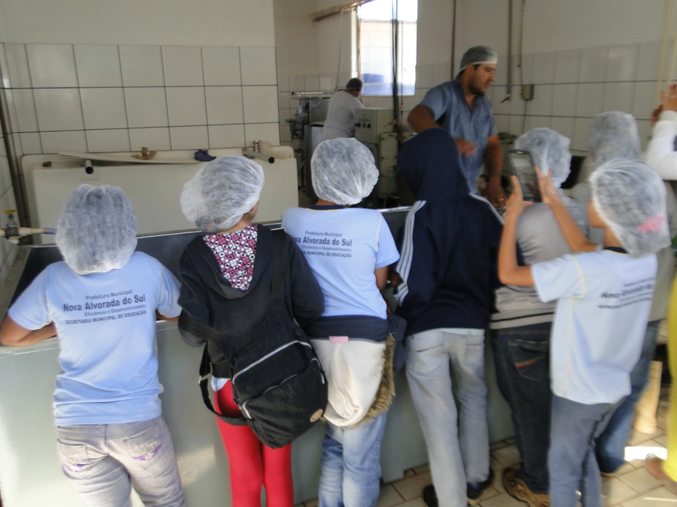 Alunos do Distrito PANA visita Laticínio Eldorado