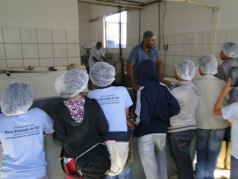 Alunos do Distrito PANA visita Laticínio Eldorado