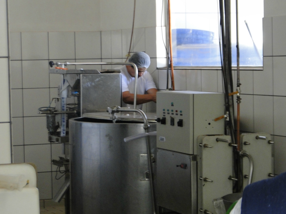 Alunos do Distrito PANA visita Laticínio Eldorado