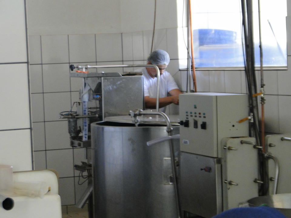 Alunos do Distrito PANA visita Laticínio Eldorado