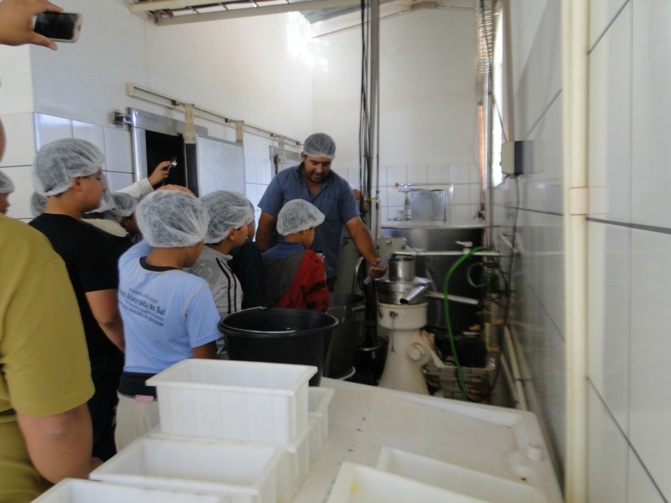 Alunos do Distrito PANA visita Laticínio Eldorado