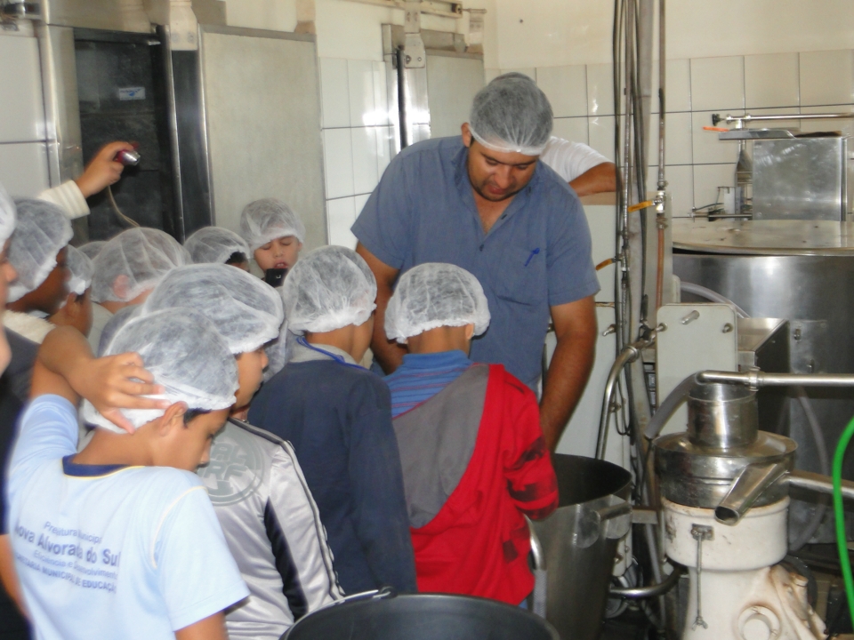 Alunos do Distrito PANA visita Laticínio Eldorado