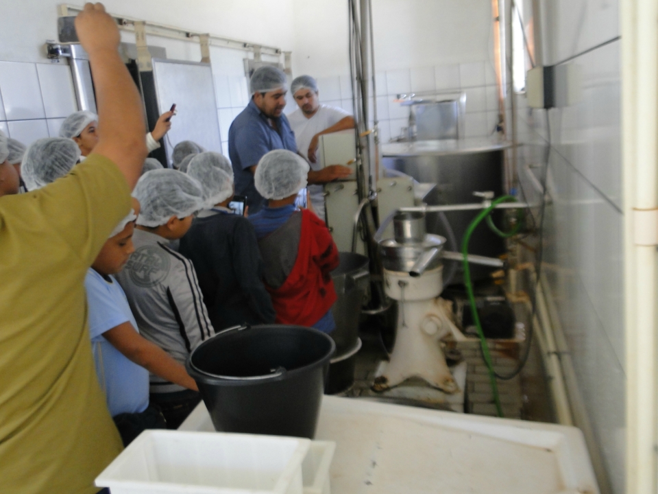 Alunos do Distrito PANA visita Laticínio Eldorado