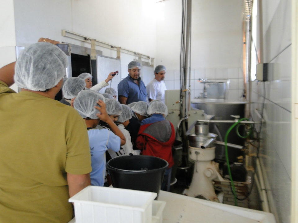 Alunos do Distrito PANA visita Laticínio Eldorado
