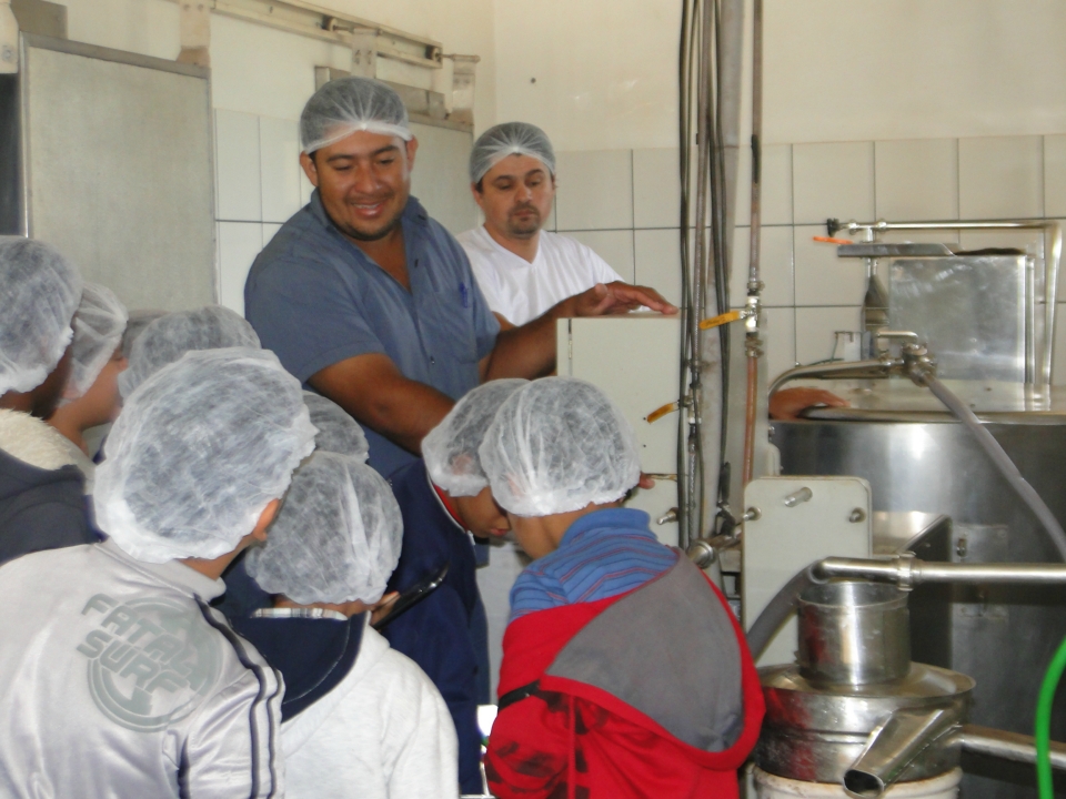 Alunos do Distrito PANA visita Laticínio Eldorado