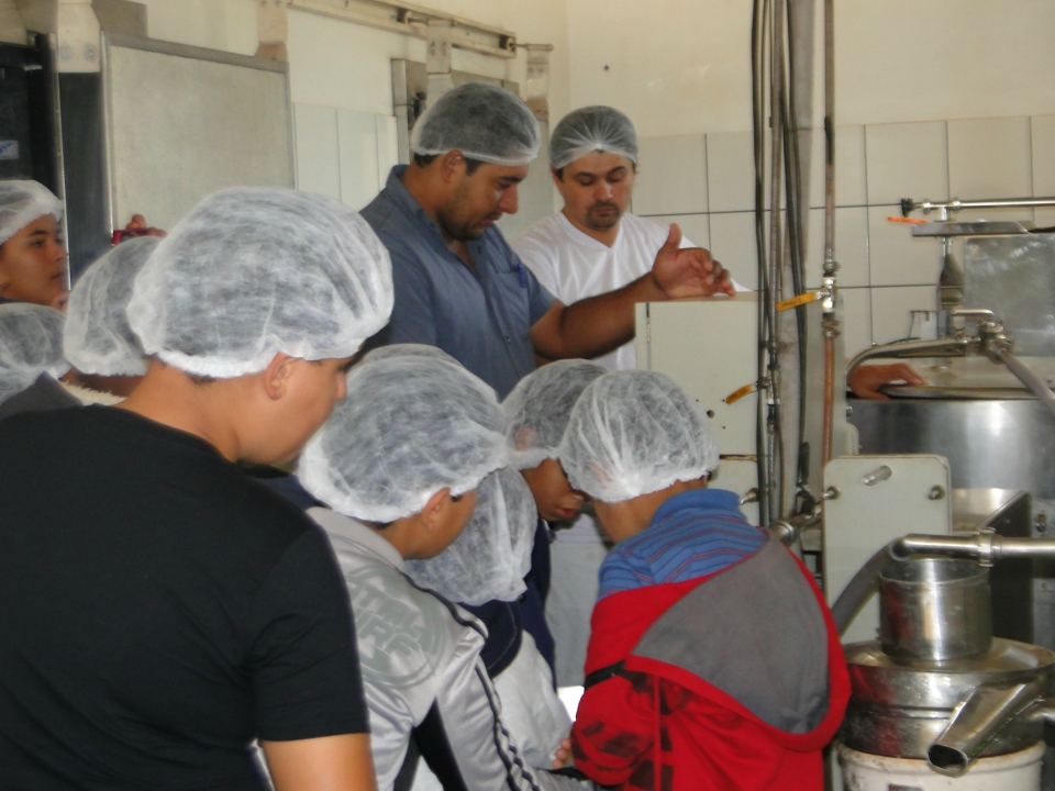 Alunos do Distrito PANA visita Laticínio Eldorado