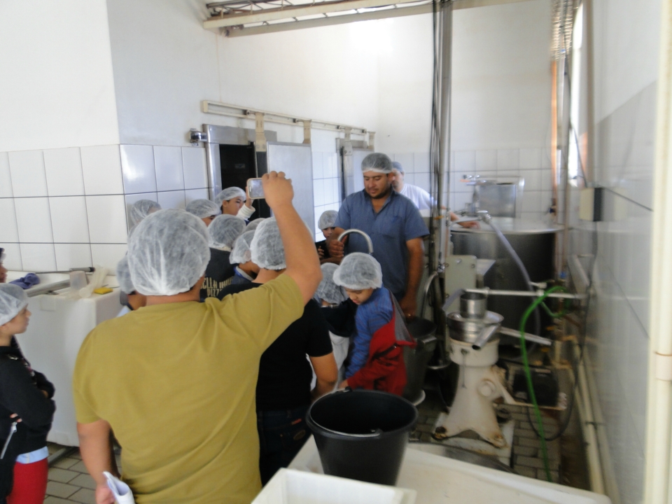Alunos do Distrito PANA visita Laticínio Eldorado